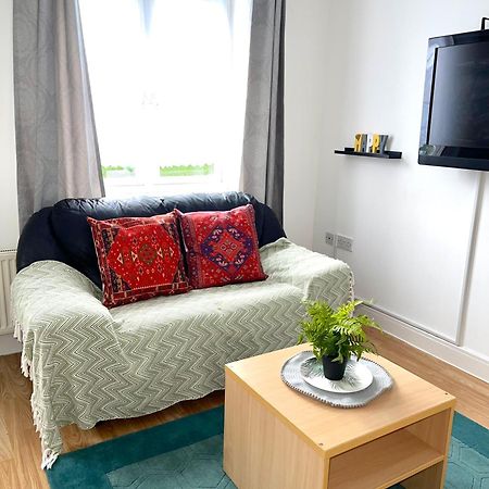 Crescent Apartment - Modern 1 Bedroom First Floor Goodmayes Εξωτερικό φωτογραφία