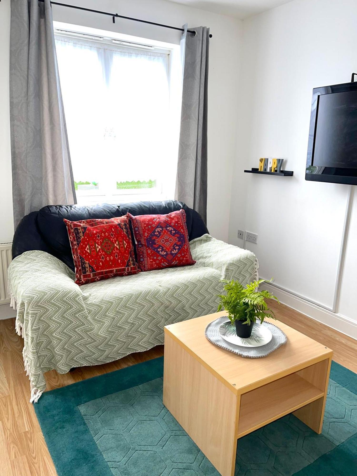 Crescent Apartment - Modern 1 Bedroom First Floor Goodmayes Εξωτερικό φωτογραφία