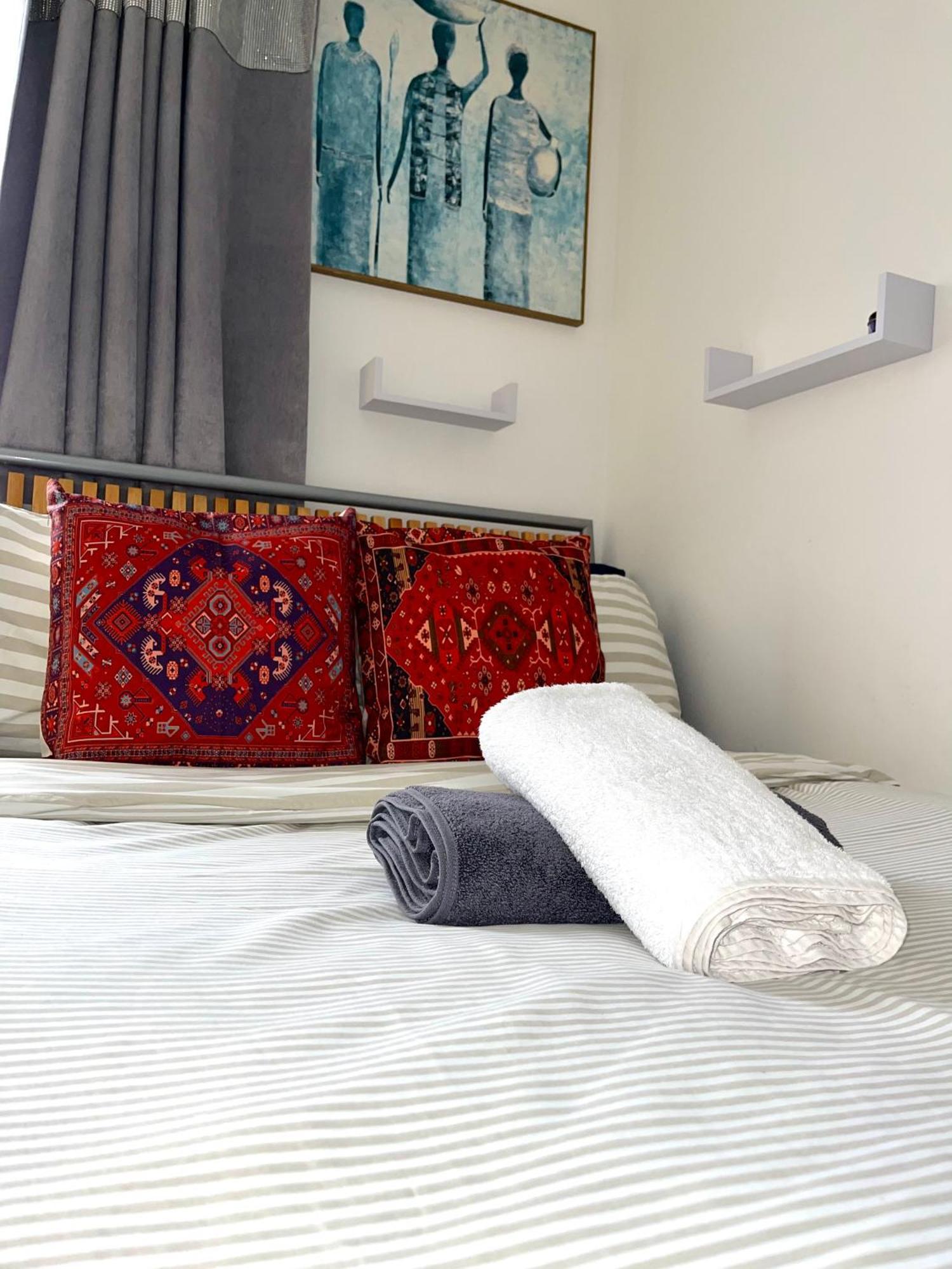 Crescent Apartment - Modern 1 Bedroom First Floor Goodmayes Εξωτερικό φωτογραφία